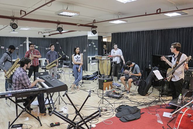 Ban nhạc Lands sẽ mang đến một set biểu diễn 45 phút vào ngày 22/10.