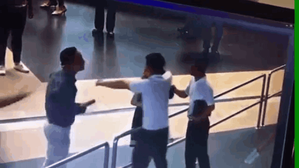 'Soái ca' cứu nữ nhân viên hàng không sẽ bị xem xét hành vi gây rối? Ảnh 2