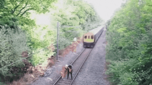 Nhân viên đường sắt liều mình cứu người khi tàu lao tới Ảnh 2