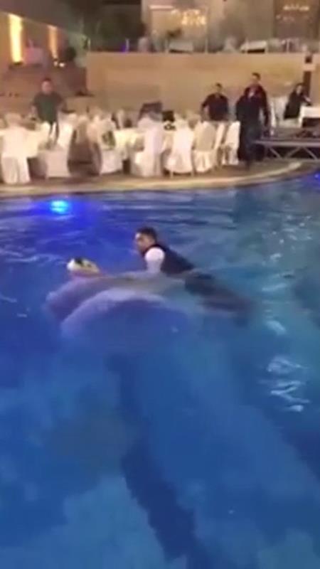 ... và rồi vật lộn giữa bể bơi