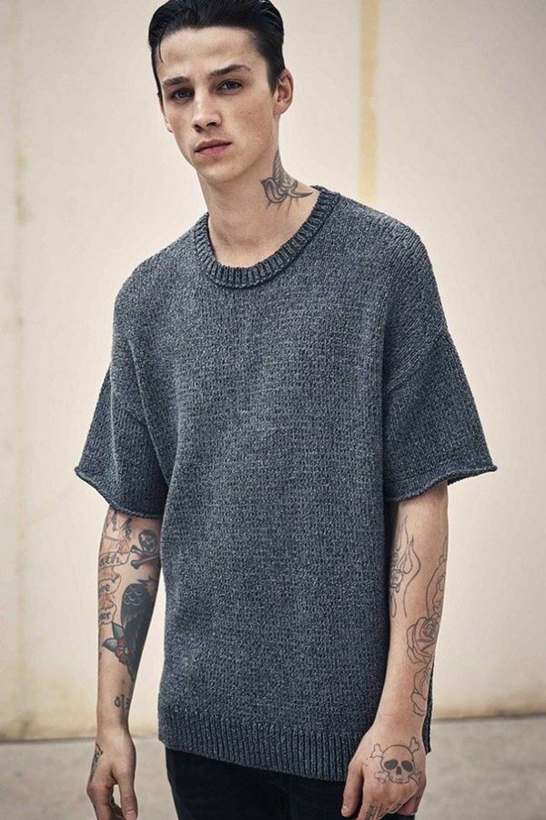 Được phát hiện tài năng năm 17 tuổi, Ash Stymest lần đầu tiên ra mắt làng mẫu thế giới trên trang bìa tạp chí Vogue Nhật Bản.