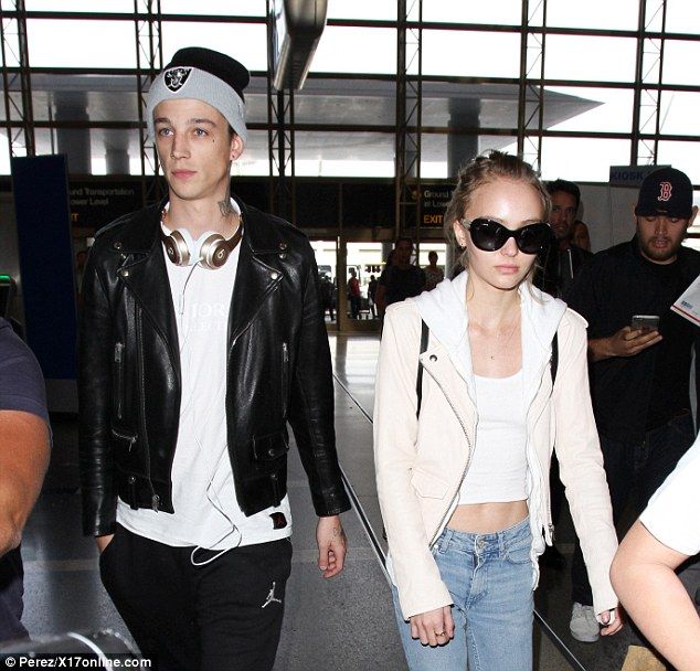 Cách đây không lâu, Ash Stymest vướng phải tin đồn hẹn hò với con gái của Johnny Depp - Lily Rose Depp.