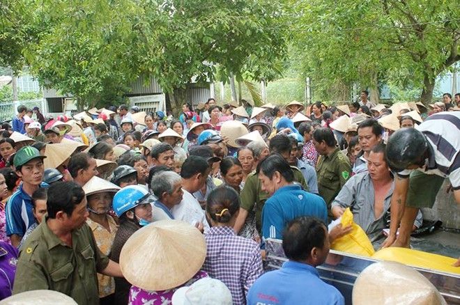 Gần nghìn người tập trung trước sân UBND xã Lương Hòa, huyện Châu Thành (Trà Vinh) để chờ nhận quà từ gia đình trúng số 92 tỷ đồng. Ảnh: CTV.