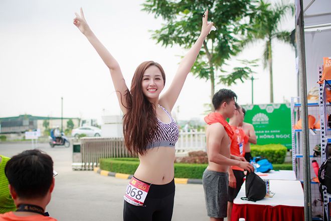 Hoa hậu Việt Nam 2006 tự tin khoe vòng eo thon gọn.