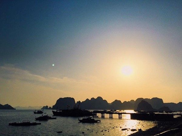 Dọc theo con đường này, bạn sẽ đến khu vực Quảng trường mới được xây dưng, kế bên là bảo tàng với 4 mặt được ốp kính đen mô phỏng thứ khoáng sản đặc trưng của thành phố. Gần đây, công trình cung triển lãm và quy hoạch với mô phỏng hình dáng của một chú cá heo vừa được khánh thành, hứa hẹn sẽ là một điểm đến thú vị cho cả người dân lẫn du khách trong và ngoài nước. 