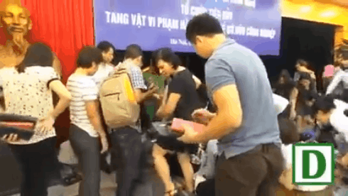 Tiêu hủy hàng giả nhưng… mạnh ai nấy lấy Ảnh 2