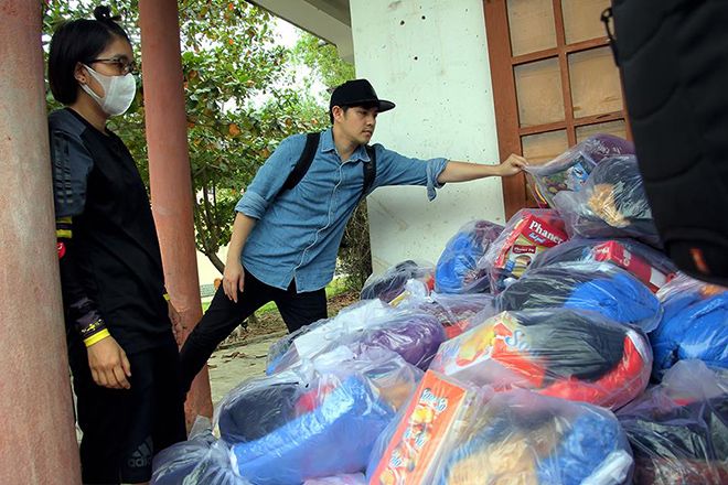 Ông Cao Thắng kiểm tra các túi quà.