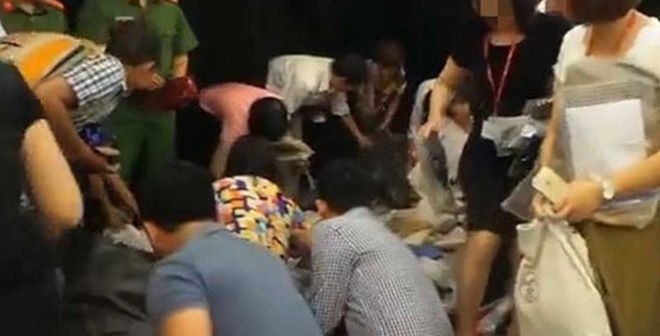 Nhiều người tranh vào nhặt đồ trong buổi tiêu hủy tang vật vi phạm hành chính (Ảnh cắt từ clip)