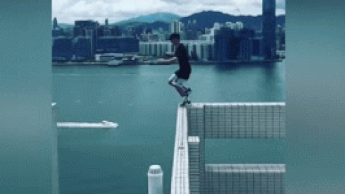 Chàng trai ung dung đi trên mép tường các toà cao ốc Ảnh 2