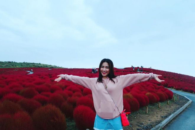 Cô nàng dành thời gian đi khám phá cảnh đẹp của Nhật Bản.