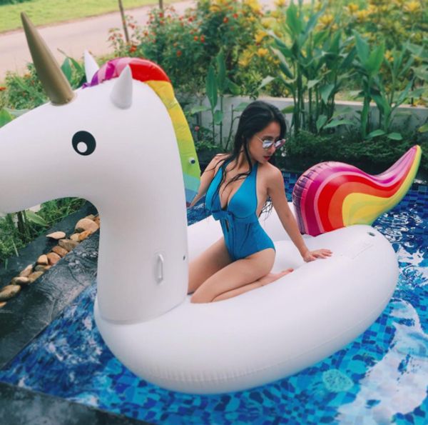 Vậy nên, nhiều người đã không giấu nổi sự ngạc nhiên khi chứng kiến những hình ảnh bốc lửa mà Kiều Anh đăng tải trên trang facebook cá nhân. 