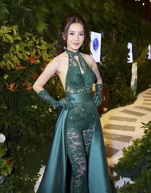 Thời gian gần đây, người đẹp sinh năm 1993 có sự lột xác về mặt hình ảnh. Không còn là một cô nàng dễ thương, nhí nhảnh ngày nào, Chi Pu gây ấn tượng mạnh mẽ với vẻ ngoài cực kì quyến rũ.