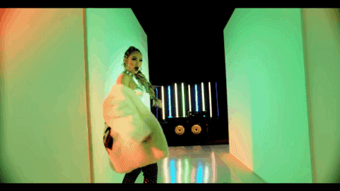 Đọc trend loạt trang phục cá tính, sexy hết nấc của Minh Hằng trong MV 'bom tấn' Ảnh 2