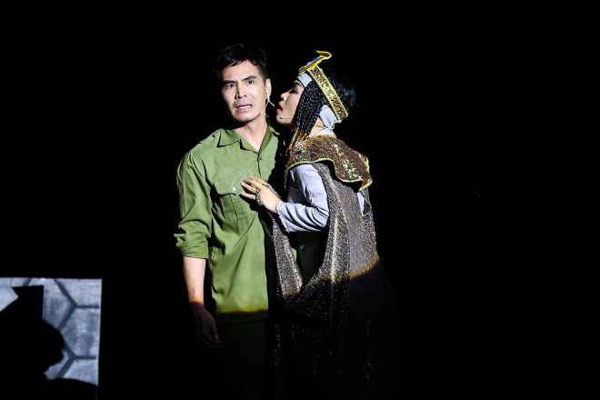 Thu Hiền trong vai Cleopatra bên cạnh Trung Dũng trong vai linh hồn người lính