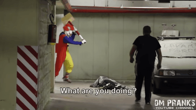 Bị đâm trên đường phố vì hóa trang thành chú hề quá đáng sợ Ảnh 2