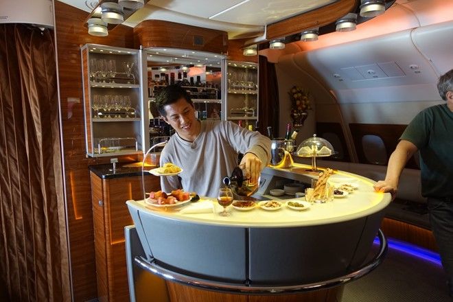Tôi hơi khát nên đến quầy bar nổi tiếng của Emirates phục vụ cả khách hạng nhất và hạng thương gia. Tôi rất đỗi ngạc nhiên, nó trông giống hệt quảng cáo trên tivi và tôi dám nói rằng, nó còn đẳng cấp hơn hầu hết các quán bar dưới đất. Sau khi dùng một vài loại đồ uống, tôi lại thấy đói và quay về chỗ để ăn tối. Tôi khai vị với món trứng cá muối. 