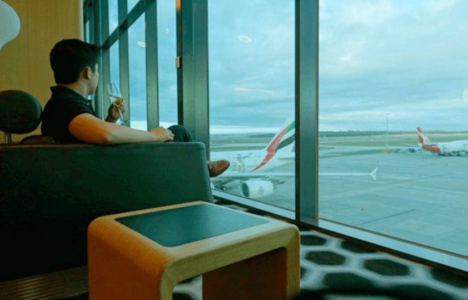 Tôi bước vào phòng đợi hạng nhất. Nhân viên hãng quét vé, nhìn tôi nói chào mừng với một nụ cười rạng rỡ. Một người phục vụ mặc vest và đeo cà vạt đến đưa tôi thực đơn. Tôi chọn ngũ cốc muesli đơn giản, và đó là loại muesli ngon nhất tôi từng ăn. Người trợ lý ở phòng chờ tiến đến với hành lý xách tay của tôi và đặt bên cạnh tôi mà tôi không hề phải yêu cầu. 