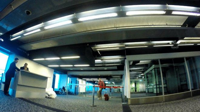 Đến giờ lên máy bay, tôi cảm ơn những người phục vụ vì dịch vụ tuyệt vời rồi tiến đến “vua của các máy bay”, chiếc Airbus A380. Một nhân viên của hãng Emirates đưa tôi đến khu chờ riêng. Ngay sau đó, một quý ông đến và chỉ tôi lối đi riêng lên máy bay. Tôi đi vào một mình, cảm giác như đang lên máy bay riêng của mình vậy. 