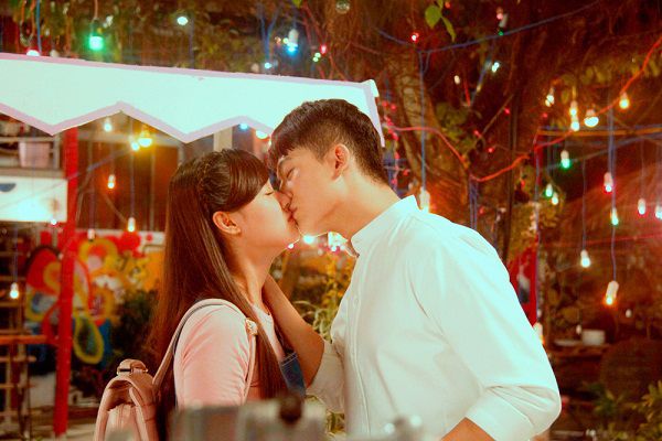 Cặp đôi trao nhau nụ hôn ngọt ngào.