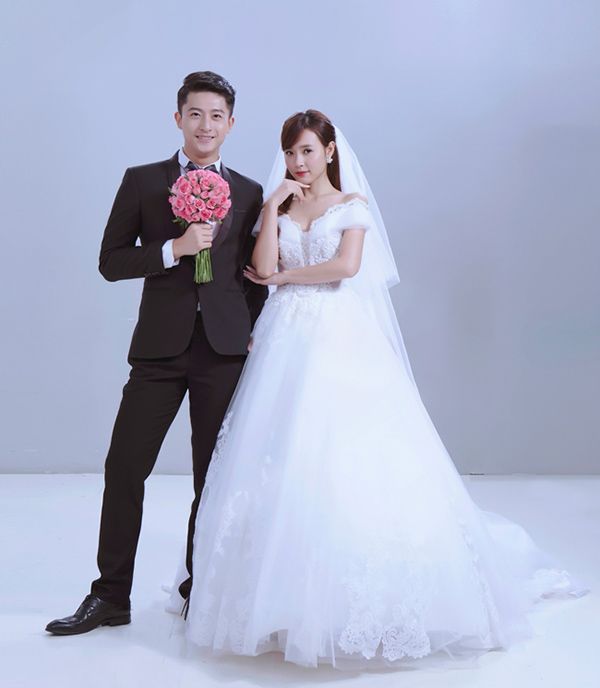 Hình ảnh Midu mặc váy cưới xinh đẹp bên chú rể Harry Lu khiến fan bấn loạn.