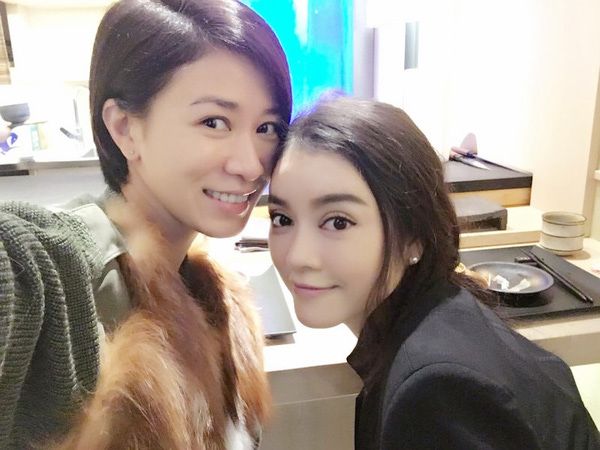 Cả hai người đẹp chơi rất thân với nhau.