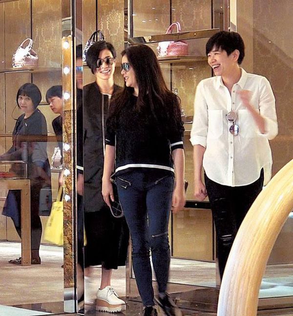 Trong lần đến Hồng Kông, Lý Nhã Kỳ và Xa Thi Mạn bị báo chí tại đây bắt gặp đang đi mua sắm cùng nhau.