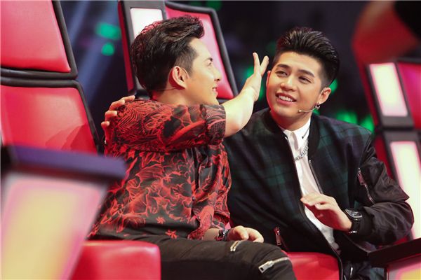 Ông Cao Thắng - Noo Phước Thịnh liên tục lau mồ hôi cho nhau.