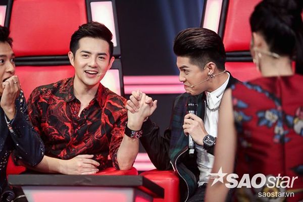 Noo Phước Thịnh nắm chặt tay Ông Cao Thắng không chịu buông.