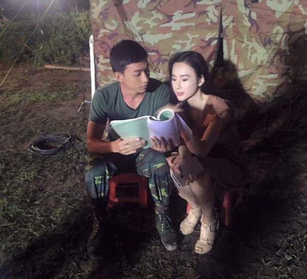 Những lúc nghỉ ngơi, Võ Cảnh và Angela Phương Trinh lại cùng nhau đọc kịch bản.