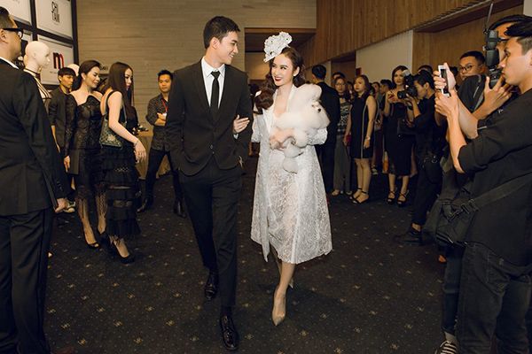 Angela Phương Trinh tay trong tay bên Võ Cảnh xuất hiện tại sự kiện.