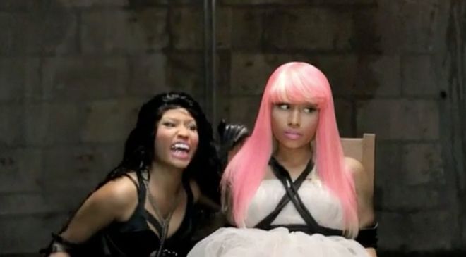 Nicki Minaj phân thân với vai ma cà rồng và cô gái bị bắt giữ.