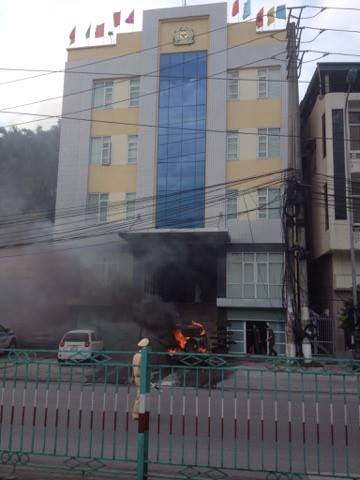 Chiếc ôtô bị thiêu cháy rụi.