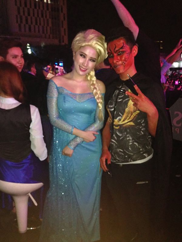 Cũng có năm lại hóa trang kiêu sa làm Nữ hoàng băng giá.