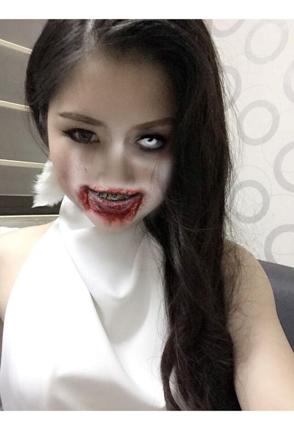 Hương Tràm hóa trang ma nữ rùng rợn.