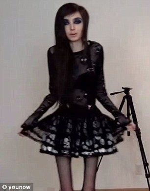 Thân hình gầy guộc đến mức đáng sợ của Eugenia.