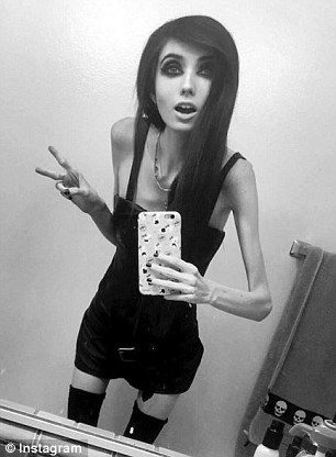 Nhiều người thẳng thắn yêu cầu cô nhờ đến sự trợ giúp về y tế.