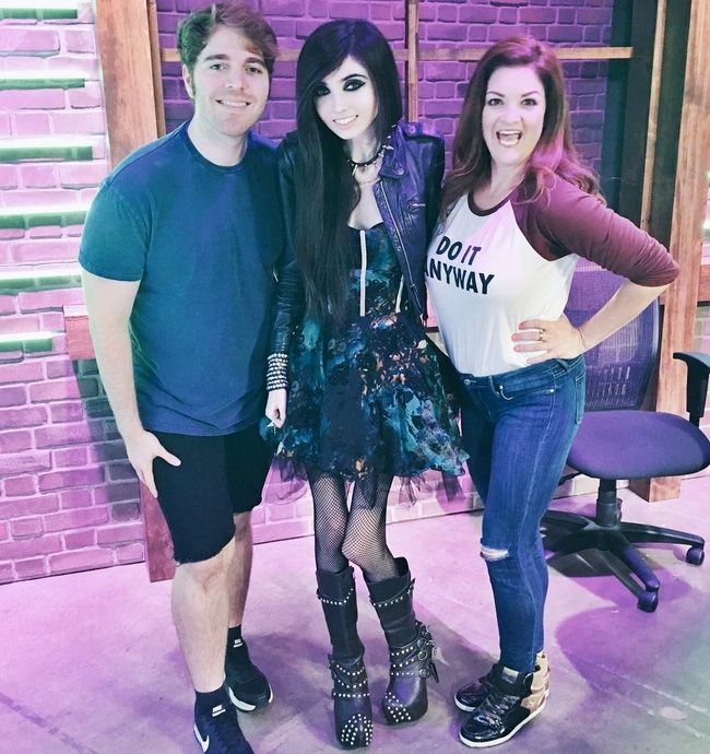 Đơn kiến nghị đang đợi thu thập đủ 25.000 chữ ký để gửi đến Youtube, yêu cầu tạm thời khóa tài khoản của Eugine, cho đến khi cô gái này có được sự giúp đỡ về y tế.