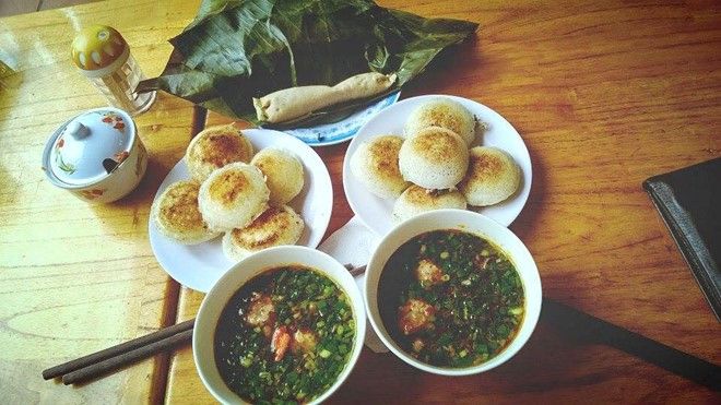 Nhiều món ngon ở Đà Lạt có vị ngọt hơn hẳn so với thói quen, khẩu vị ăn uống của người miền Bắc. Bánh căn Lệ là một trong số đó. 