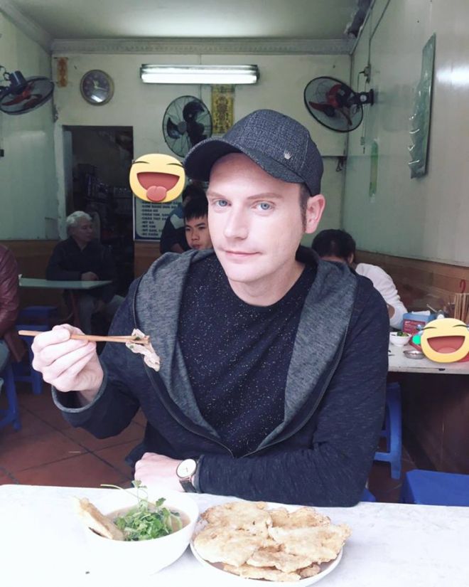 Anh chàng còn rất đam mê món ăn, con người Việt Nam.
