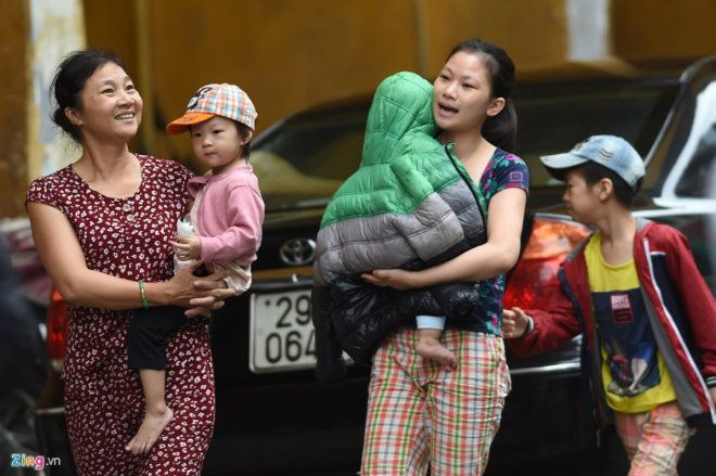 Trẻ em ra phố được diện áo ấm trong khi người lớn vẫn mặc áo cộc tay.