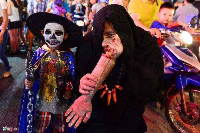 Du khách nước ngoài chơi đùa cùng trẻ em với cánh tay giả bị đứt lìa.