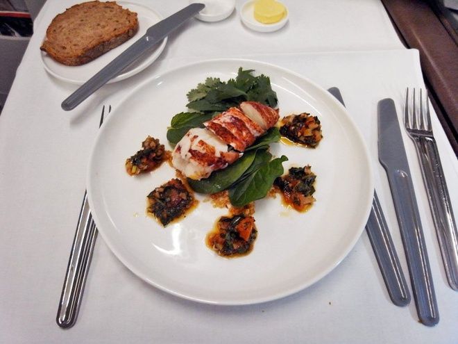 Qantas Qantas là một hãng hàng không của Australia, vừa đưa ra một bữa ăn 8 phần cho hành khách ngồi ghế hạng nhất. Nổi bật nhất trong thực đơn là cocktail tôm hùm, trứng cá muối và dẻ sườn cừu.