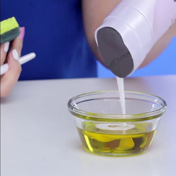 ve-sinh-co-trang-diem-bang-dau-oliu-01