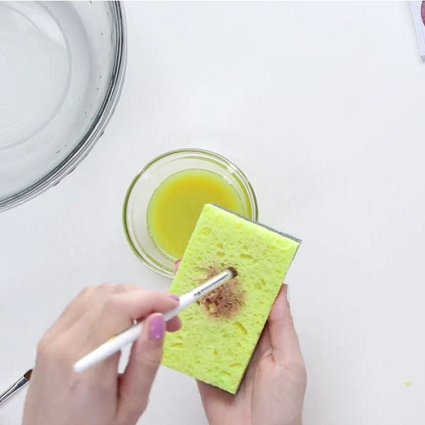 ve-sinh-co-trang-diem-bang-dau-oliu-03