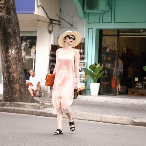 Hay thậm chí mặc váy ngủ ra đường.