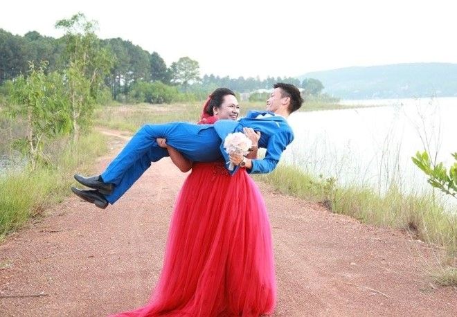 Ngày 31/10, nhiều diễn đàn chia sẻ ảnh cưới của một cặp đôi đũa lệch, cô dâu hơn chú rể 30 kg. Tuy chênh lệch về ngoại hình, cả hai vẫn rất vui vẻ tạo dáng bên nhau. 