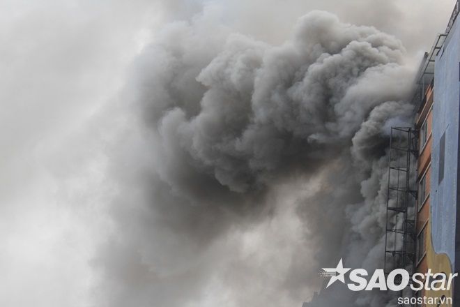 Ngọn lửa cháy to và bốc khói nghi ngút.