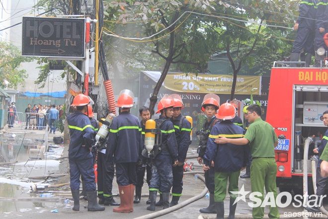 Lực lượng chức năng túc trực để xử lý hỏa hoạn.