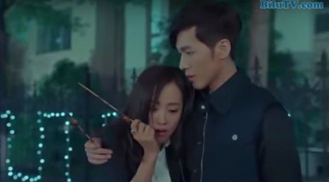 Đây cũng là một phân đoạn ngọt ngào nữa của cặp đôi khi đi trên phố.