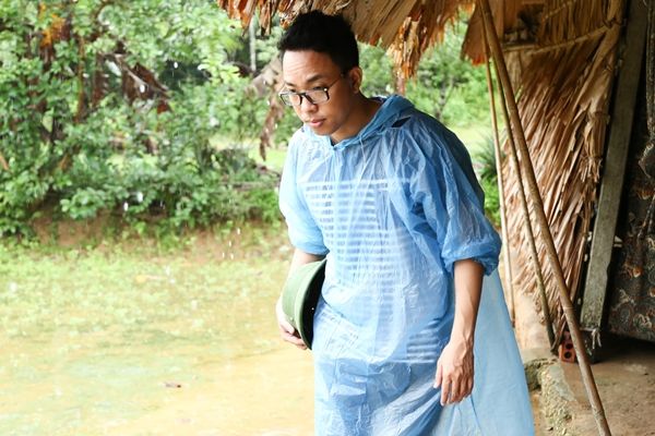 Dù trời đột nhiên mưa lớn nhưng Bình Minh và nhạc sĩ Nguyễn Hồng Thuận vẫn không hề quản ngại và tiếp tục đi tới nhà từng hộ dân để thăm hỏi, động viên.